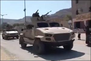 فيديو / لحظة استقبال المواطنين وترحيبهم بوصول المدرعات والقوات الجنوبية إلى ساه بوادي حضرموت 