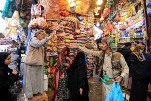 انفجار أسعار في مناطق سيطرة الحوثيين يخنق معيشة السكان

