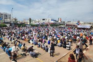 جموع غفيرة تشارك في جمعة "الوفاء للمشروع العربي" بساحة الاعتصام بعدن