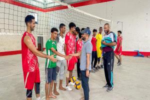 رئيس نادي التلال يطلع تدريبات فريق الكرة الطائرة ويشدد على أهمية الاستعداد الأمثل للمشاركة في البطولة القادمة