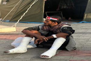 من الوضيع الى ساحة الاعتصام المفتوح .. رغم الإصابة البالغة ظل مستميتا 