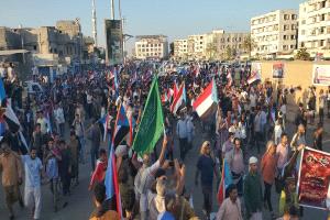 صور - موكب أبناء الضالع يدخل ساحة الاعتصام بالعاصمة عدن