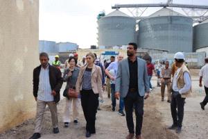 وفد من البنك الدولي يقف مركز الأنزال السمكي في عدن