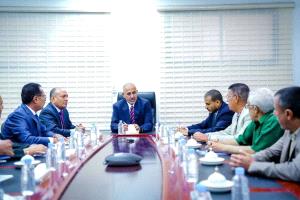 الرئيس الزُبيدي يوجه باتخاذ إجراءات رادعة بحق المخالفين للأسعار بما يسهم في حماية المواطنين وتحقيق الاستقرار الاقتصادي