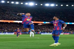 ثنائية رافينيا تقود برشلونة لفوز صعب على أوساسونا في الليجا