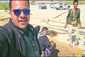 شاهد بالفيديو..  عمليات نهب واسعة للنفط عبر مصافٍ غير قانونية في صحراء الخشعة بحضرموت