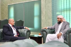 المحرّمي يؤكد على ضرورة التطبيق الصارم للإصلاحات المالية، والالتزام الكامل بالتوريد للبنك المركزي