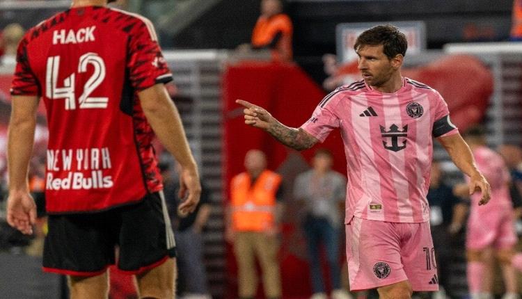 ميسي يصفع لاعب فريق خصمه خلال مباراة في كأس الدوريات