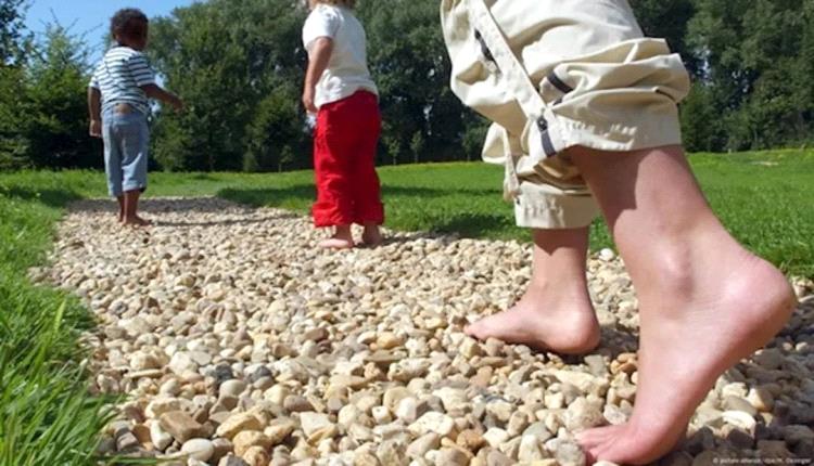 المشي حافيًا على الحصى.. سر جديد لصحة أفضل ولياقة أقوى!