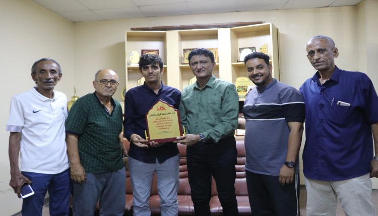مدير مكتب الشباب والرياضة بالعاصمة عدن يكرم ملتقى بصمة الرياضي والثقافي