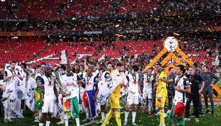 يويفا يعتذر لتوتنهام بعد خطأ الميداليات.. ويوضح السبب