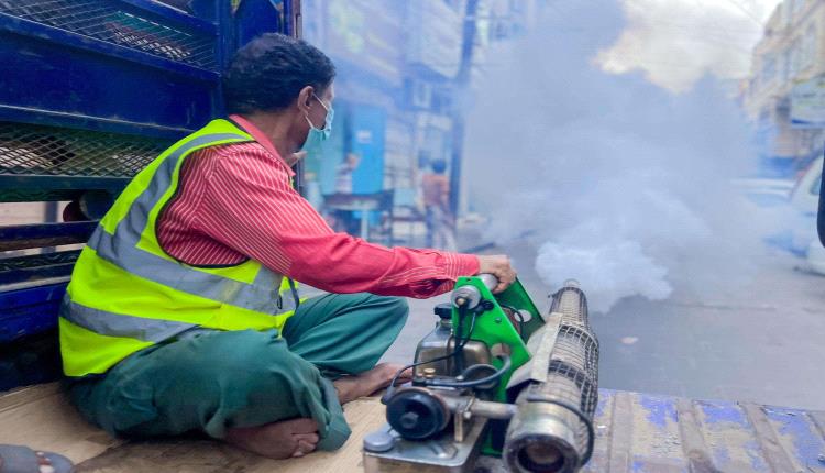 حملة ضبابية لمكافحة البعوض تجتاح أحياء صيرة بعدن