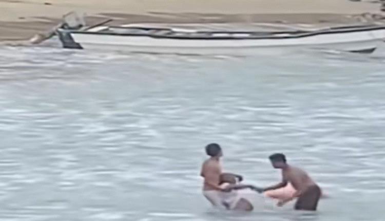 إنقاذ شاب من الغرق في ساحل رامبو بعدن 