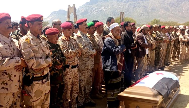 في موكب جنائزي مهيب ..الضالع تشيع جثمان الفقيد الفريق الركن علي قائد صالح مشرح