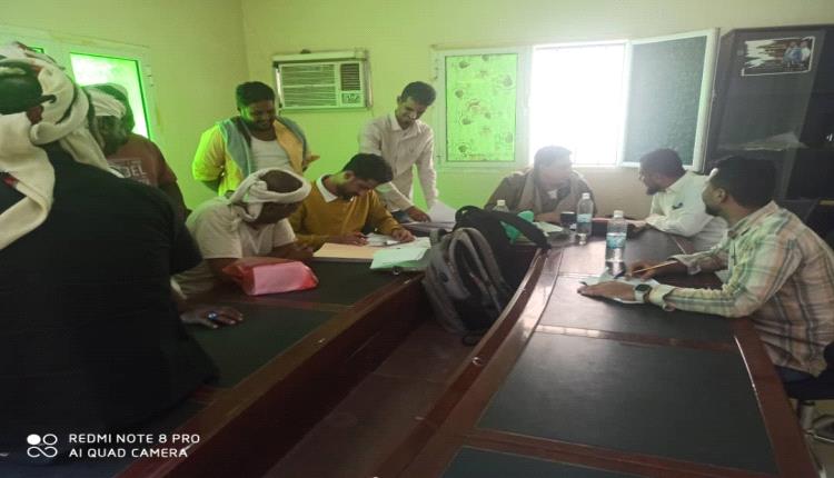 التوقيع على عقود المستفيدين من إعادة تأهيل 73منزلا متضررا من الحرب والامطار بلحج
