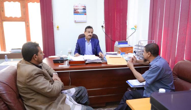 محافظ شبوة يستعرض مع جمعية رعاية المعاقين تصاميم مبناها الجديد