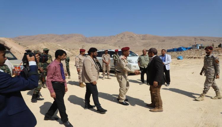 محافظ حضرموت وقائد المنطقة العسكرية الثانية يطلعان على مخطط أراضي شهداء حضرموت
