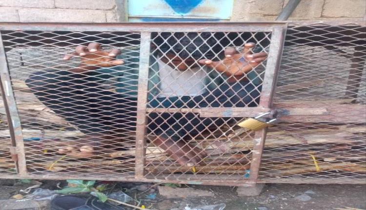قيادي حوثي يحتجز حرية طفل داخل قفص حديدي 
