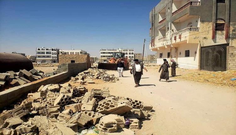 شبوة .. حملة لإزالة البسط العشوائي في مساحات الخدمات العامة بمدينة عتق