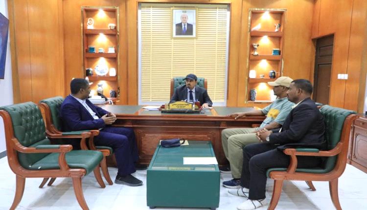 محافظ حضرموت يطلع على تحضيرات استضافة المحافظة لبطولة المنتخبات لكرة السلة (3×3)