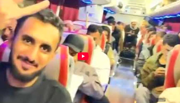 فيديو - فرحة مسافرين يمنيين قبل إحتراق أجسادهم حتى الموت