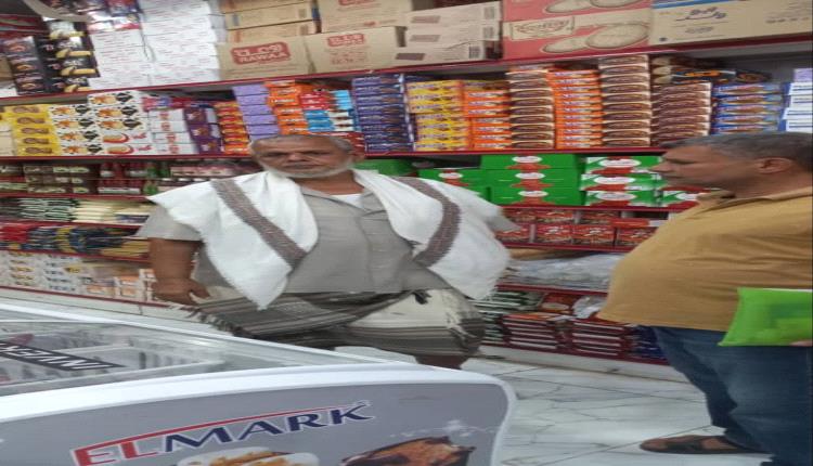 نزول لجنة رقابية على المحلات التجارية في الحوطة بلحج