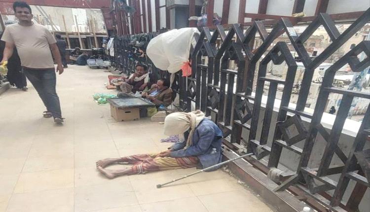 «قطعة قطعة»... أسر يمنية تضطر لبيع أثاثها المستعمل لشراء الطعام