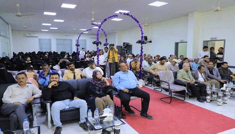 تكريم وتسليم حقائب التوليد لـ 23 خريجة من برنامج (قابلة تقني) بوادي حضرموت
