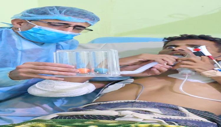 نظرة تبكي القلب...شاهد هذا الشاب لا يستطيع أبعاد انبوب الأكسجين لثانية واحدة !