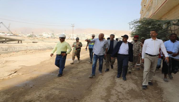محافظ حضرموت يتفقد العمل بمشروع المرحلة الثانية لخور المكلا  ويوجّه بإزالة العوائق التي تعترض سرعة الانجاز