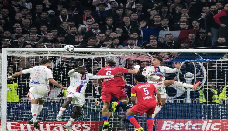 سان جيرمان يعتلي الصدارة بفوز درامي في معقل ليون