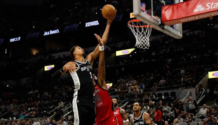 إن بي إيه.. فوكس يقود سبيرز لفوز مثير وهوكس ينهي سلسلة ليكرز