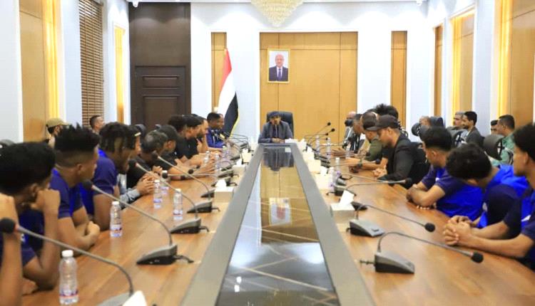 المحافظ بن ماضي يشيد بروح العزيمة والإصرار التي تحلّى بها اللاعبون والجهازان الفني والإداري للفريق
