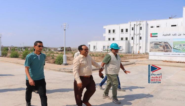 الزهري يطلع على سير العمل في مشروع مدينة الشيخ محمد بن زايد الطبية بالعريش 
