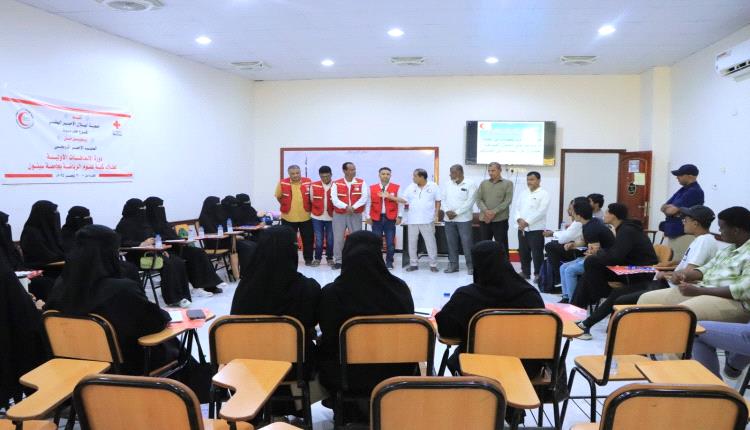 بدء دورتين تدريبية في الإسعافات الأولية لطلاب كلية علوم الرياضة بجامعة سيئون