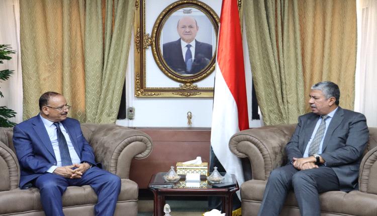 وزير النقل وسفير اليمن في مصر يبحثان إنشاء فرع الأكاديمية العربية للنقل البحري في عدن