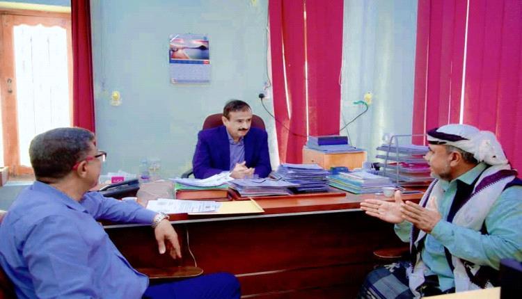 مدير المحفد أمام محافظ شبوة.. و“ملك السيول” غارق في الغياب!