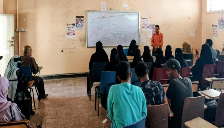 جمعية رعاية وتأهيل الصم ـ عدن تنظم دورة لتعليم لغة الإشارة في كلية الآداب بجامعة عدن
