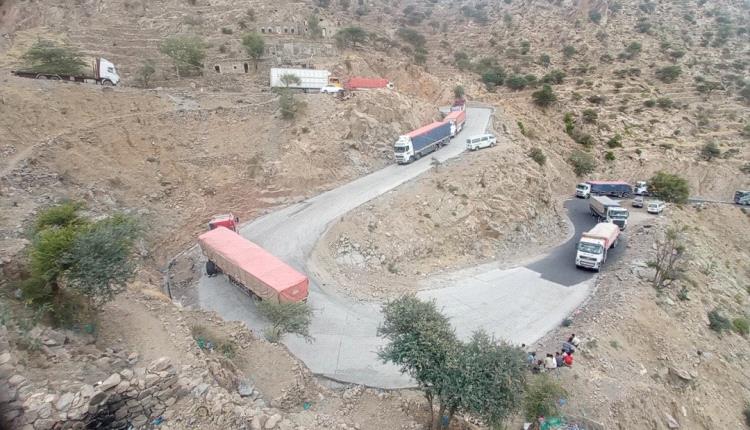 توقف حركة سير الشاحنات شمالي لحج جراء تعطل إحدى الشاحنات