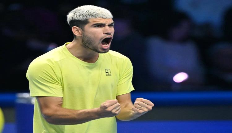 ألكاراز يضرب موعداً نارياً مع سينر في البطولة الختامية للتنس