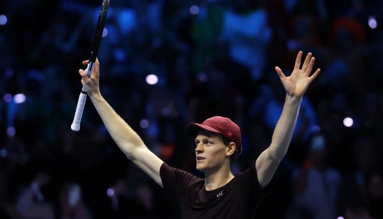 سينر يتفوق على ألكاراز ويتوج بالبطولة الختامية