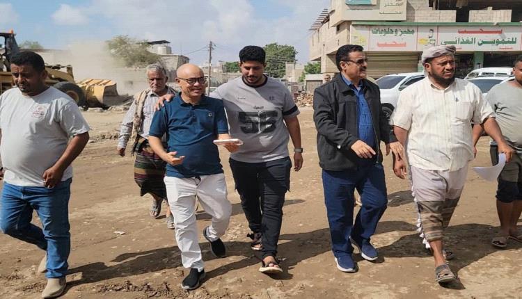 مدير عام المنصورة يدشن العمل في مشروع إنشاء دوار بئر فضل