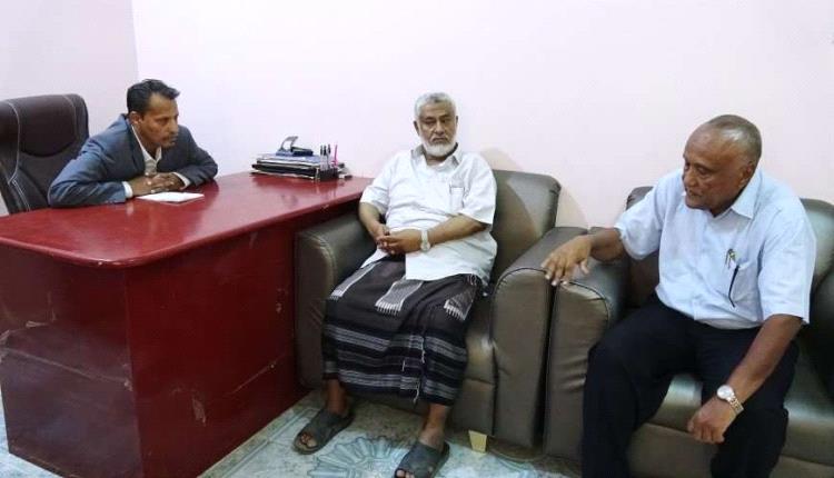 محافظ أبين يناقش مع راعي رياضة ابين امكانية تعشيب ملعب البيتي بمدينة جعار