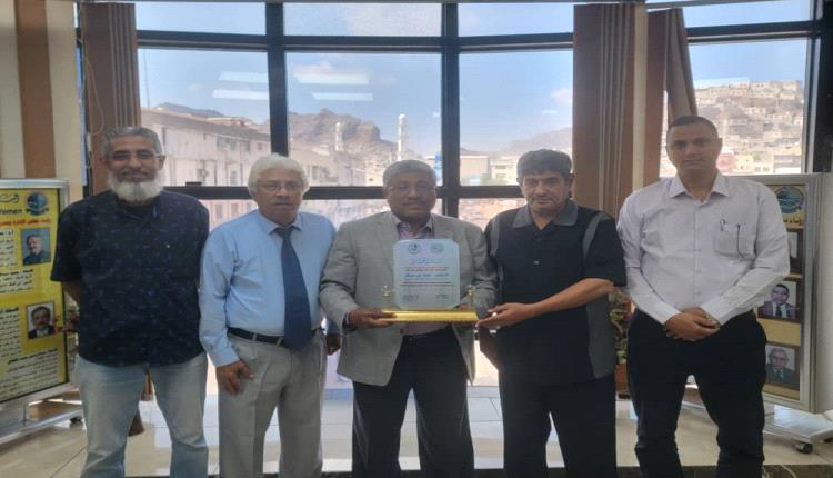 اللجنة الوطنية اليمنية للحدائق الجيلوجيا تكرم مدير عام البنك الاهلي اليمني  