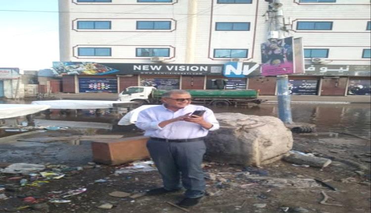 المدير التنفيذي يشرف ميدانيًا على شفط مياه الأمطار في ريمي المنصورة