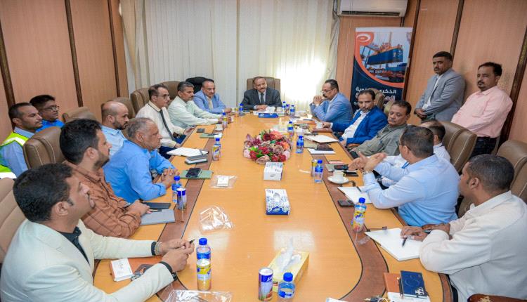 وزير النقل يتفقد محطة الحاويات بعدن ويشدّد على رفع كفاءة المناولة وتسهيل حركة التجارة