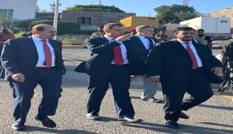 وزير بريطاني يطوف قصر معاشيق ويشهد أجواء الأمان في عدن