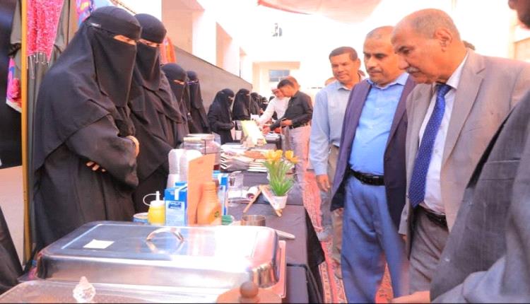 تدشين فعالية سوق الريادة الطلابي الأول بكلية الآداب واللغات بجامعة سيئون