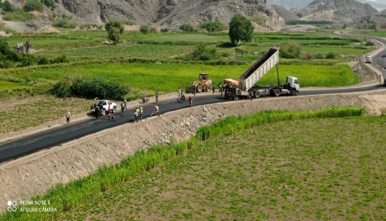 بدء سفلتة طريق الحصن – سد وادي حسّان بأبين