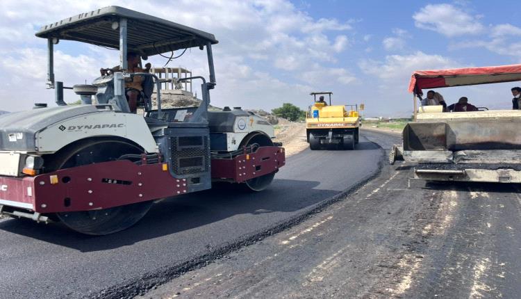 بدء سفلتة الطريق المؤدي إلى سد وادي حسّان" بأبين وسط إشادات شعبية بالدعم الإماراتي